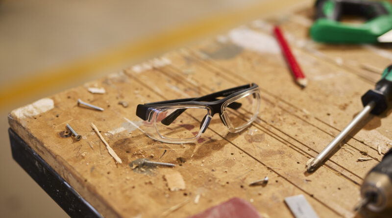 GLASSES-WEARING BUILDERS: YOU DESERVE BETTER